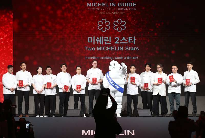 5일 오후 부산 해운대구 시그니엘 부산에서 열린 미쉐린 가이드 세리머니 서울&부산 2026 행사에서 별 2개를 받은 셰프들이 기념촬영을 하고 있다. 2026.3.5. /사진=뉴스1