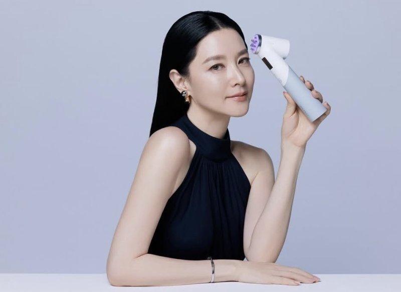 55세 이영애, 결점없는 피부…완벽 미모 과시