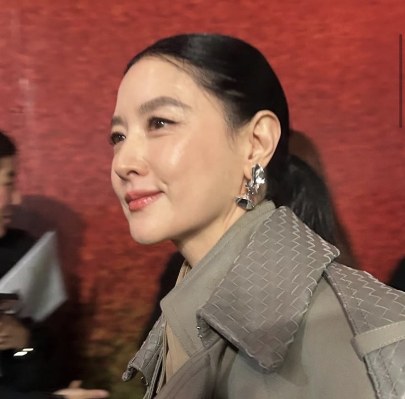 55세 이영애, 결점없는 피부…완벽 미모 과시