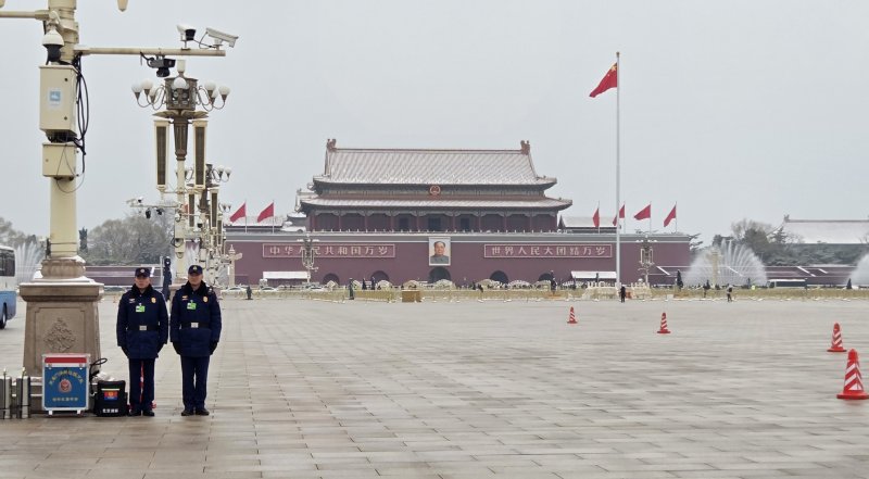 [베이징=뉴시스] 박정규 특파원 = 5일 중국 베이징 인민대회당에서 전국인민대표대회(전인대) 개막식이 열린 가운데 인근의 톈안먼 지붕에 눈이 쌓여있다. 2026.03.05 pjk76@newsis.com