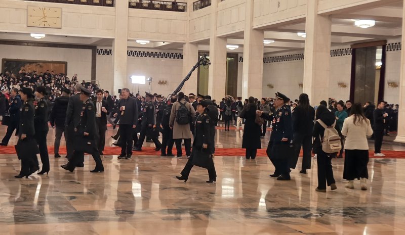 [베이징=뉴시스] 박정규 특파원 = 5일 중국 베이징 인민대회당에서 전국인민대표대회(전인대) 개막식 앞서 제복을 입은 이들이 회의장에 들어서고 있다. 2026.03.05 pjk76@newsis.com