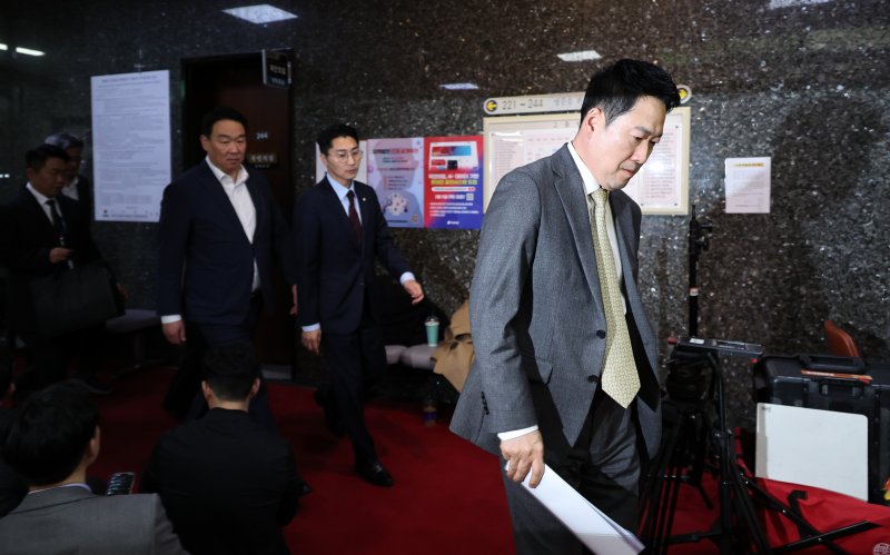 [서울=뉴시스] 김금보 기자 = 장동혁 국민의힘 대표가 4일 오후 서울 여의도 국회에서 국민의힘 소장파 모임 '대안과 미래' 간사인 이성권 의원과의 면담을 마친 뒤 이동하고 있다. 2026.03.04. kgb@newsis.com