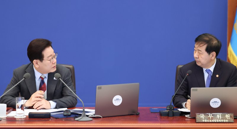 [서울=뉴시스] 최동준 기자 = 이재명 대통령이 지난 5일 청와대에서 열린 임시 국무회의에서 발언하고 있다. 오른쪽은 구윤철 부총리 겸 재정경제부 장관. 2026.03.05. photocdj@newsis.com