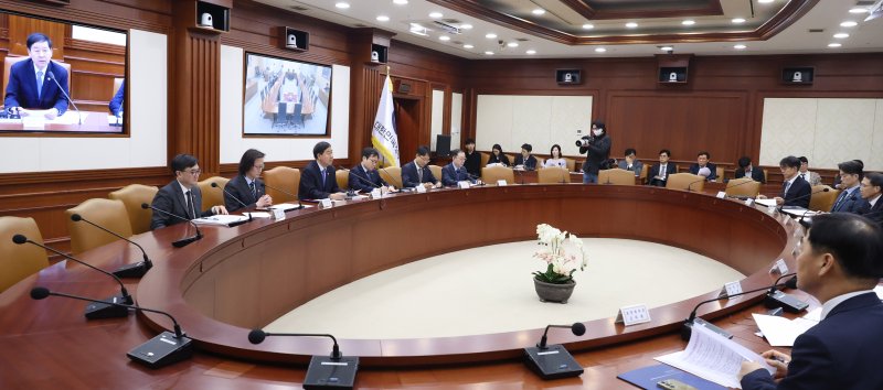 [서울=뉴시스] 추상철 기자 = 구윤철 부총리 겸 재정경제부 장관이 지난 5일 오후 서울 종로구 정부서울청사에서 열린 민생물가 특별관리 관계장관 TF 회의를 주재하고 있다. 2026.03.05. scchoo@newsis.com