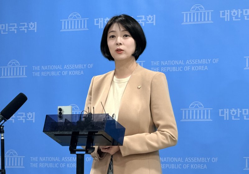 배현진 국민의힘 의원이 5일 서울 여의도 국회 소통관에서 당의 징계 효력 정지 가처분 신청 인용 결정 직후 기자회견을 하고 있다.