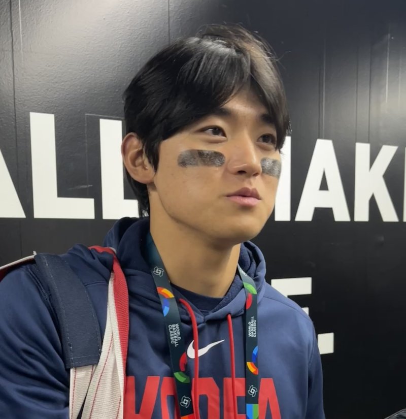 5일 일본 도쿄돔에서 열린 2026 월드베이스볼클래식 1차전 체코와의 경기를 마친 한국 야구 대표팀 김도영(기아 타이거즈)이 취재진과 인터뷰하고 있다.뉴시스