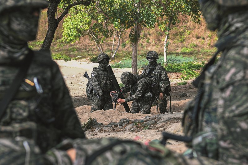 해병대는 지난 2월 23일부터 3월 6일까지 태국 일대에서 미국, 태국 등 10개국과 함께 코브라골드 연합훈련에 참가했다고 6일 밝혔다. 해병대 장병들이 태국 핫야오 해안에서 대상륙작전 임무 수행 간 박격포 사격을 준비하고 있다. 해병대사령부 제공
