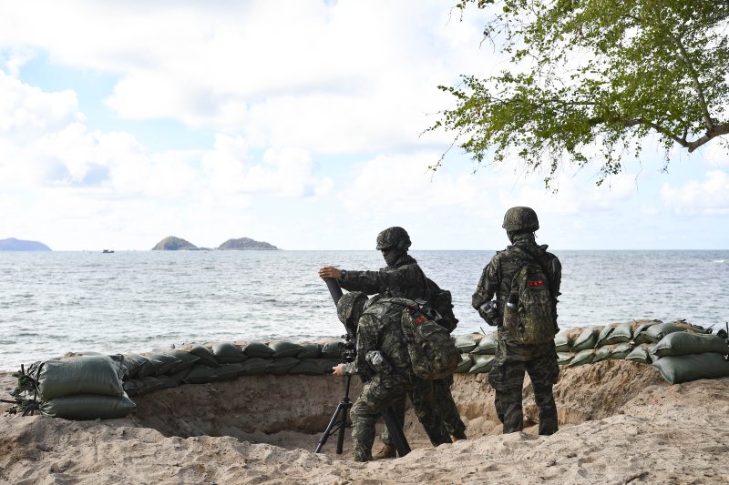 해병대는 지난 2월 23일부터 3월 6일까지 태국 일대에서 미국, 태국 등 10개국과 함께 코브라골드 연합훈련에 참가했다고 6일 밝혔다. 해병대 장병들이 태국 핫야오 해안에서 대상륙작전 임무 수행 간 박격포 사격을 준비하고 있다. 해병대사령부 제공