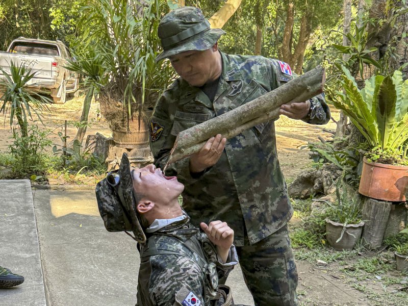 해병대는 지난 2월 23일부터 3월 6일까지 태국 일대에서 미국, 태국 등 10개국과 함께 코브라골드 연합훈련에 참가했다고 6일 밝혔다. 해병대 수색부대 장병이 태국 수색부대 장병과 함께 정글생존훈련을 하며 나무를 이용한 음용수를 섭취하고 있다. 해병대사령부 제공