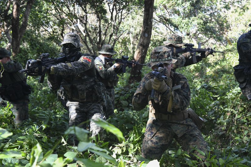 해병대는 지난 2월 23일부터 3월 6일까지 태국 일대에서 미국, 태국 등 10개국과 함께 코브라골드 연합훈련에 참가했다고 6일 밝혔다. 해병대 수색부대 장병들이 미 해병, 태국 수색부대와 함께 정글수색 훈련을 하고 있다. 해병대사령부 제공