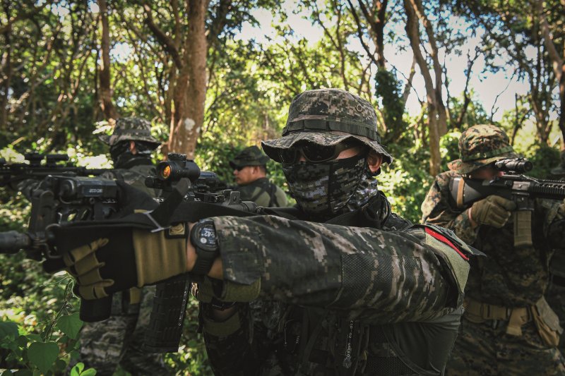 해병대는 지난 2월 23일부터 3월 6일까지 태국 일대에서 미국, 태국 등 10개국과 함께 코브라골드 연합훈련에 참가했다고 6일 밝혔다. 해병대 수색부대 장병들이 미 해병, 태국 수색부대와 함께 정글수색 훈련을 하고 있다. 해병대사령부 제공