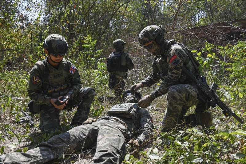 해병대는 지난 2월 23일부터 3월 6일까지 태국 일대에서 미국, 태국 등 10개국과 함께 코브라골드 연합훈련에 참가했다고 6일 밝혔다. 한국, 태국 수색부대 장병들이 전투부상자 처치(TCCC) 훈련을 하고 있다. 해병대사령부 제공