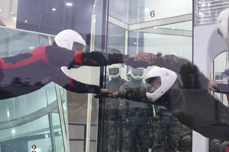 해병대는 지난 2월 23일부터 3월 6일까지 태국 일대에서 미국, 태국 등 10개국과 함께 코브라골드 연합훈련에 참가했다고 6일 밝혔다. 해병대 수색부대 장병들이 태국 수색부대와 연합 수색훈련의 일환으로 모의고공 낙하훈련(윈드터널)을 하고 있다. 해병대사령부 제공