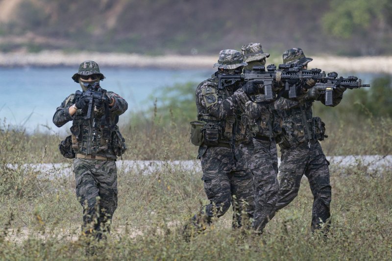 해병대는 지난 2월 23일부터 3월 6일까지 태국 일대에서 미국, 태국 등 10개국과 함께 코브라골드 연합훈련에 참가했다고 6일 밝혔다. 해병대 장병들이 태국 핫야오 해안에서 상륙작전에 필요한 여건조성을 위해 해안으로 이동하고 있다. 해병대사령부 제공