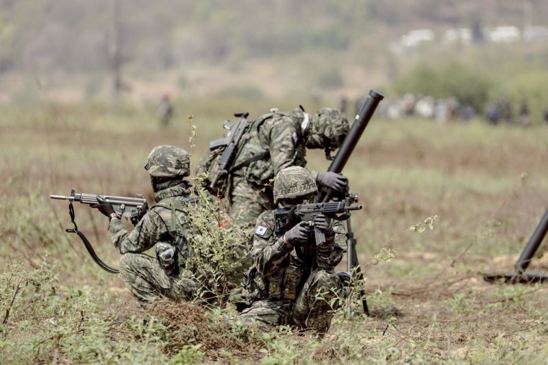 해병대는 지난 2월 23일부터 3월 6일까지 태국 일대에서 미국, 태국 등 10개국과 함께 코브라골드 연합훈련에 참가했다고 6일 밝혔다. 태국 핫야오 해안에 상륙한 해병대 장병들이 적 해안에 대한 공격준비를 하고 있다. 해병대사령부 제공
