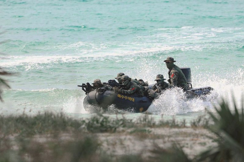 해병대가 지난 2월 23일부터 3월 6일까지 태국 일대에서 미국, 태국 등 10개국과 함께 코브라골드 연합훈련에 참가했다고 6일 밝혔다. 해병대 수색부대 장병들이 태국 핫야오 해안에서 상륙작전에 필요한 여건조성을 위해 해안으로 이동하고 있다. 해병대사령부 제공