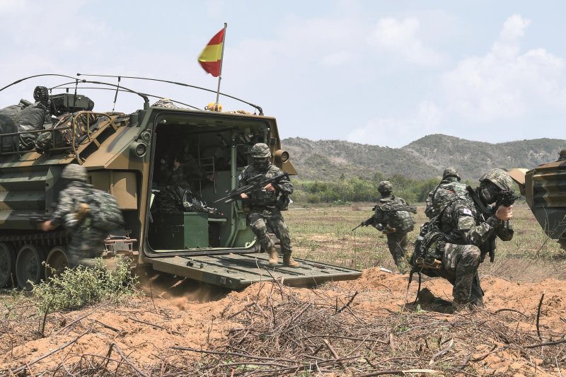 해병대가 지난 2월 23일부터 3월 6일까지 태국 일대에서 미국, 태국 등 10개국과 함께 코브라골드 연합훈련에 참가했다고 6일 밝혔다. 태국 핫야오 해안에 상륙한 해병대 장병들이 하차전투를 하고 있다. 해병대사령부 제공