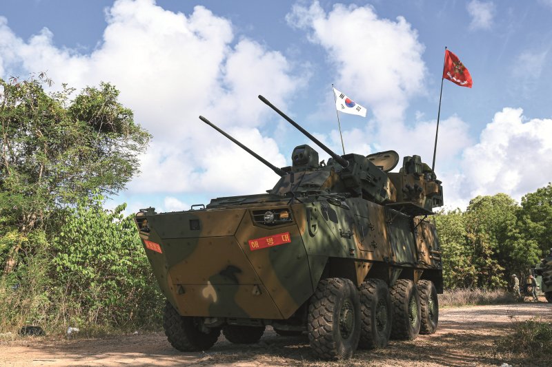 해병대는 지난 2월 23일부터 3월 6일까지 태국 일대에서 미국, 태국 등 10개국과 함께 코브라골드 연합훈련에 참가했다고 6일 밝혔다. 차륜형대공포 천호가 대상륙작전을 위해 핫야오 해안 일대를 기동하고 있다. 해병대사령부 제공