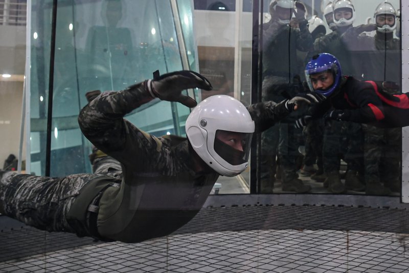 해병대는 지난 2월 23일부터 3월 6일까지 태국 일대에서 미국, 태국 등 10개국과 함께 코브라골드 연합훈련에 참가했다고 6일 밝혔다. 해병대 수색부대 장병들이 태국 수색부대와 연합 수색훈련의 일환으로 모의고공 낙하훈련(윈드터널)을 하고 있다. 해병대사령부 제공