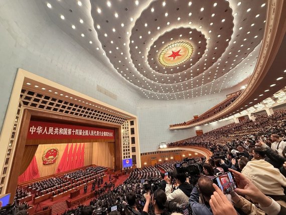 중국 베이징 인민대회당에서 전국인민대표대회 개막식이 열려 대표단이 착석한 가운데 취재진이 회의장을 촬영하고 있다. CMG