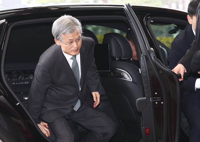 [서울=뉴시스] 김근수 기자 = 조희대 대법원장이 6일 서울 서초구 대법원으로 출근하고 있다. 이재명 대통령은 지난 5일 주재한 임시 국무회의에서 ‘사법개혁 3법’(법왜곡죄·재판소원제·대법관 증원) 공포안을 의결했다. 2026.03.06. ks@newsis.com