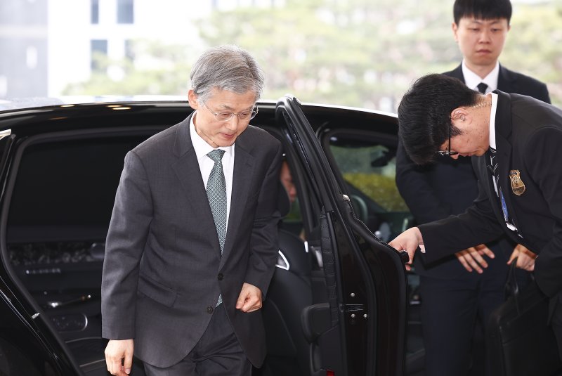 [서울=뉴시스] 김근수 기자 = 조희대 대법원장이 6일 서울 서초구 대법원으로 출근하고 있다. 이재명 대통령은 지난 5일 주재한 임시 국무회의에서 ‘사법개혁 3법’(법왜곡죄·재판소원제·대법관 증원) 공포안을 의결했다. 2026.03.06. ks@newsis.com