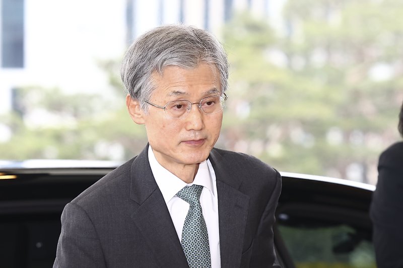 [서울=뉴시스] 김근수 기자 = 조희대 대법원장이 6일 서울 서초구 대법원으로 출근하고 있다. 2026.03.06. ks@newsis.com