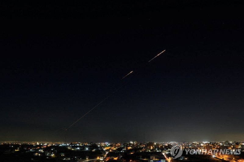 이스라엘을 향해 날아가는 이란 미사일 (출처=연합뉴스)