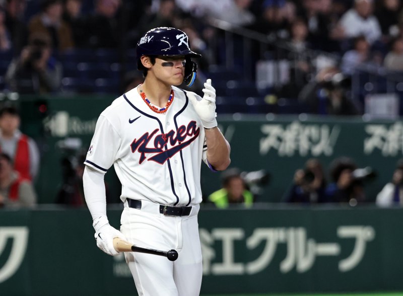 5일 오후 일본 도쿄돔에서 열린 2026 월드베이스볼클래식 C조 1차전 대한민국과 체코의 경기. 대한민국의 1회말 공격 첫타자로 나선 김도영이 볼넷으로 출루하고 있다. 2026.3.5 ⓒ 뉴스1 구윤성 기자 /사진=뉴스1