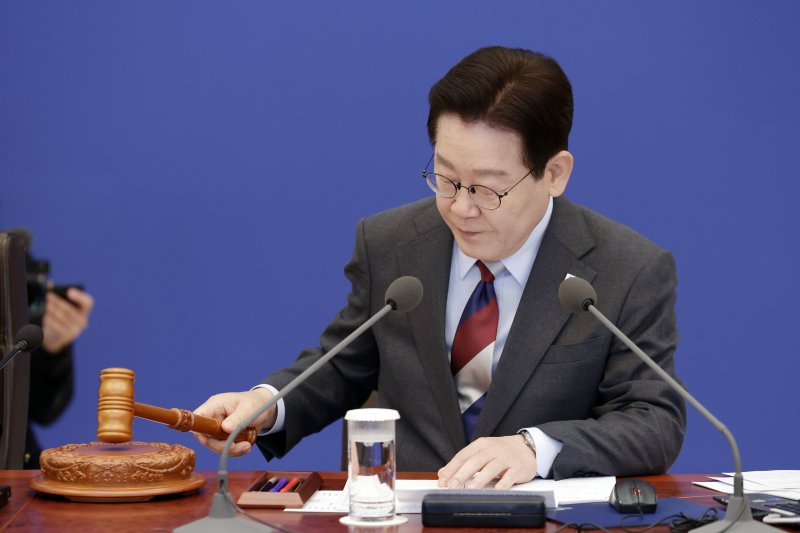 이재명 대통령이 5일 청와대에서 열린 국무회의에서 의사봉을 두드리고 있다. 2026.3.5 ⓒ 뉴스1 이재명 기자