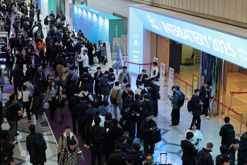 K-배터리 소재 3사 "전고체·LFP·하이니켈 '퍼스트 무버' 격돌" - 뉴스 썸네일 이미지