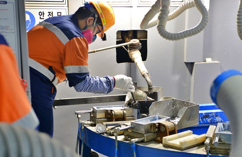 5일 고려아연 온산제련소 직원이 전략광물인 인듐을 주조하고 있다. 고려아연제공
