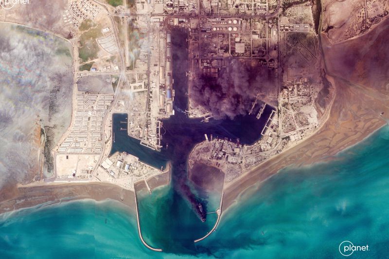 지난 2일(현지시각) 호르무즈 해협의 반다르아바스 항구에서 연기가 피어오르고 있다. AFP통신·연합뉴스 /사진=파이낸셜뉴스 사진DB