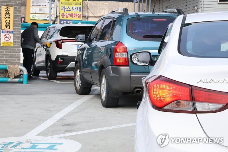 저렴한 주유소에 몰리는 차량 행렬 (출처=연합뉴스)