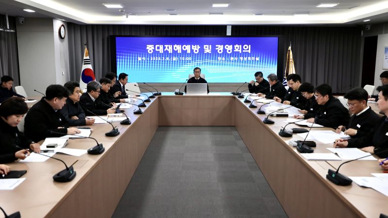 김태승 코레일 사장(가운데)이 6일 오전 본사 영상회의실에서 첫 번째 '중대재해예방 및 경영회의를 주재하고 있다. 코레일 제공