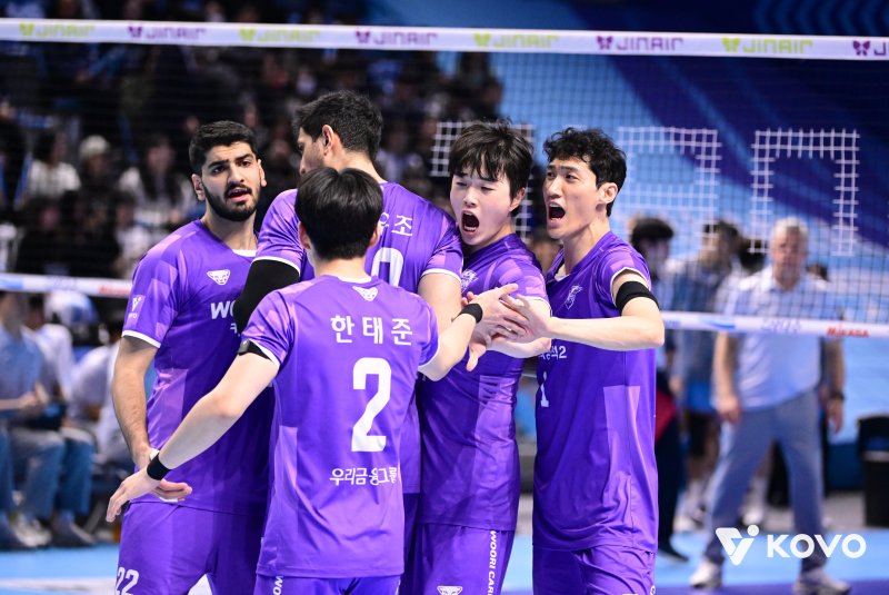 "이쯤 되면 대행 안 떼는 게 비정상"… 우리카드 팬들 난리 난 '배神'의 사위 박철우 매직