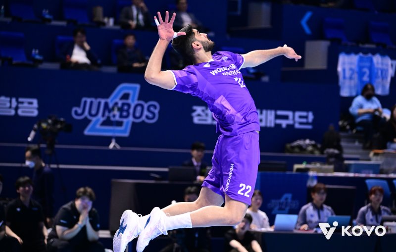 "이쯤 되면 대행 안 떼는 게 비정상"… 우리카드 팬들 난리 난 '배神'의 사위 박철우 매직