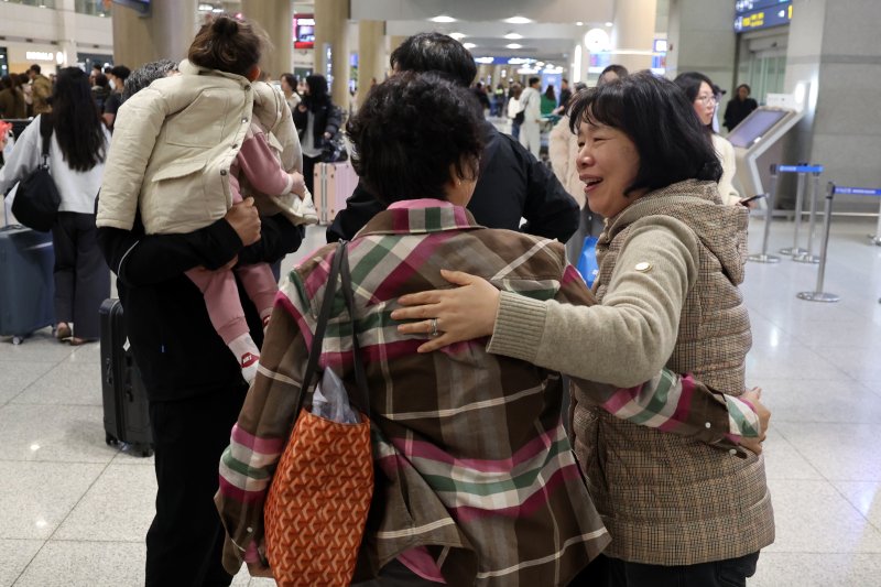 지난 6일 오후 인천국제공항에서 아랍에미리트(UAE)를 출발해 귀국한 승객들이 가족들과 인사를 나누고 있다. 뉴스1