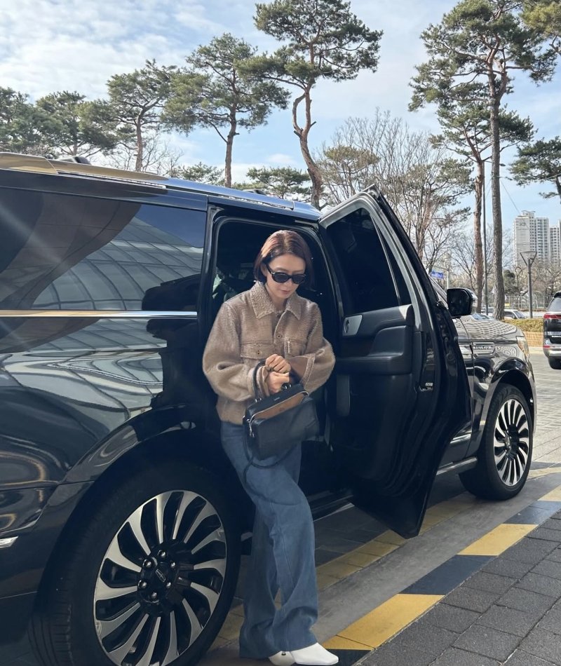 59세 김희애, 캐주얼룩 소화…일상도 화보같네