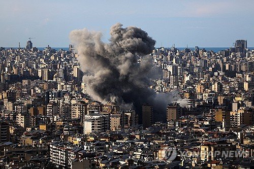 이스라엘군의 공습으로 검은 연기가 피어오르는 레바논 수도 베이루트 남부 (출처=연합뉴스)