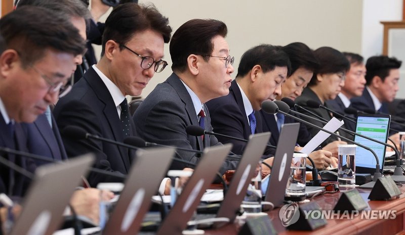 이재명 대통령, 중동 상황 대응 논의를 위한 국무회의 주재 (출처=연합뉴스)