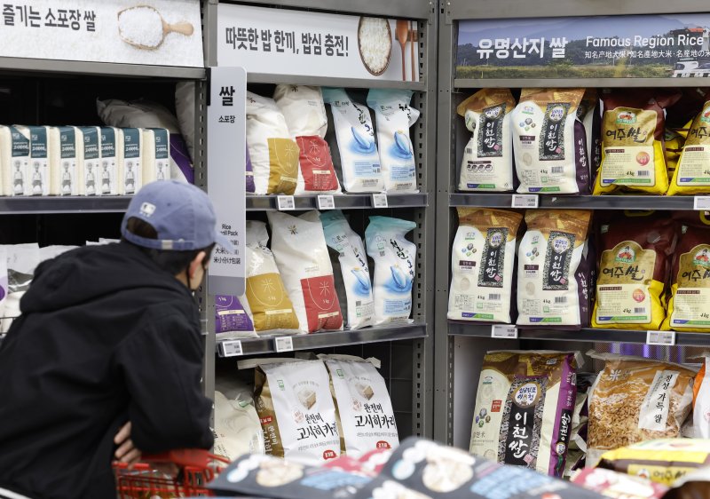 [서울=뉴시스] 김혜진 기자 = 지난 서울 시내 한 대형마트에서 시민들이 장을 보고 있는 모습. 2026.03.06. jini@newsis.com