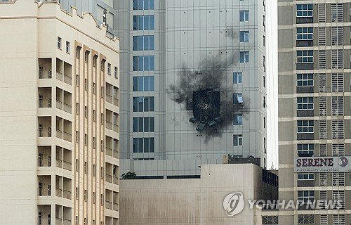 바레인 미 해군 제5함대사령부 옆 건물이 이란 드론에 피습된 모습. (출처=연합뉴스)