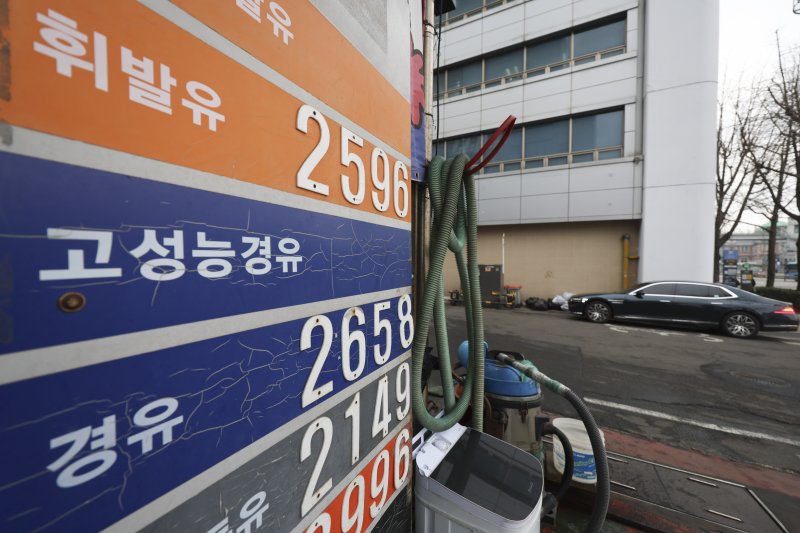 [서울=뉴시스] 김근수 기자 = 지난 6일 오후 서울 시내의 한 주유소 가격표모습. 2026.03.06. ks@newsis.com