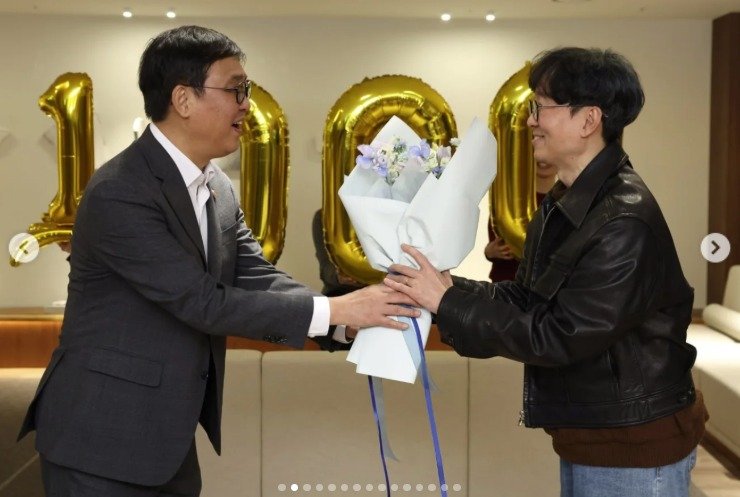 최휘영 문체부 장관, '왕사남' 장항준 만나 꽃다발 "천만 돌파 영화계 희망"