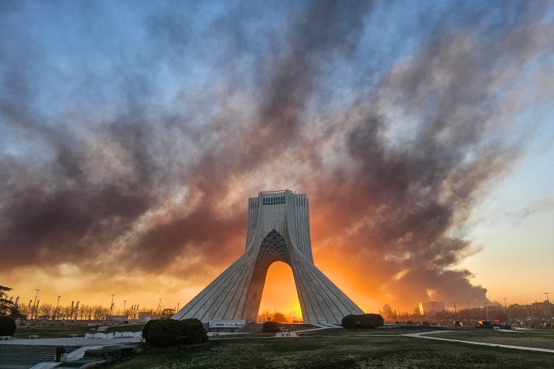 [테헤란=AP/뉴시스] 3일(현지 시간) 이란 테헤란의 '자유의 탑'(Azadi Tower) 뒤로 미국·이스라엘의 군사 공격 여파로 연기가 치솟고 있다. 2026.03.04.