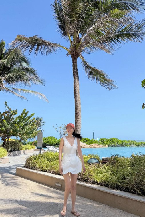 '5월 결혼' 신지, 베트남 수영장서 청순 미모