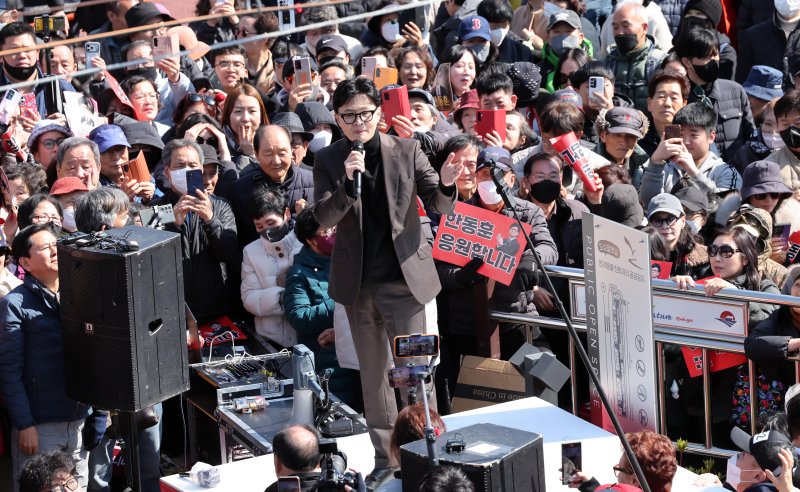 [부산=뉴시스] 하경민 기자 = 한동훈 전 국민의힘 대표가 7일 부산 북구 구포시장을 방문, 무대에 올라 지지자들에게 인사하고 있다. 2026.03.07. yulnetphoto@newsis.com