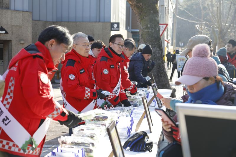 강대재 산림조합중앙회 사업대표이사(왼쪽 2번째)와 성상제 기획전략상무(왼쪽 1번째) 등 산림조합중앙회 임직원들이 7일 북한산국립공원 북한산성 등산로 일대에서 등산객 등을 대상으로 등산관련 용품을 나눠주며 ‘봄철 산불예방 캠페인’을 벌이고 있다. 산림조합중앙회 제공