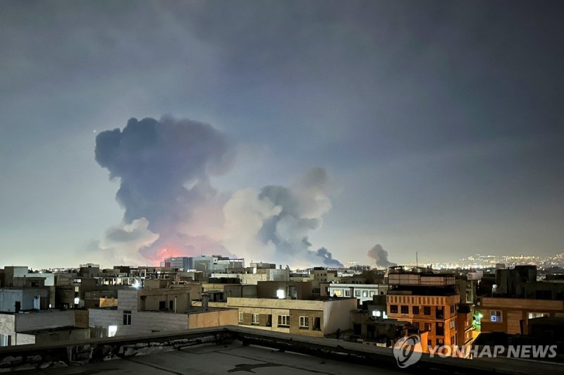 7일 이란 테헤란 도심에서 폭발 후 연기가 피어오르는 모습 (출처=연합뉴스)